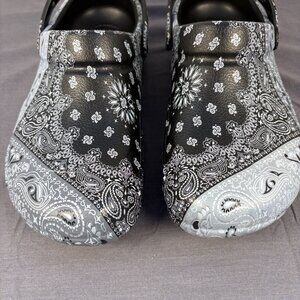 Crocs Bistro Black & Paisley Clogs Women's 10 Men's 8